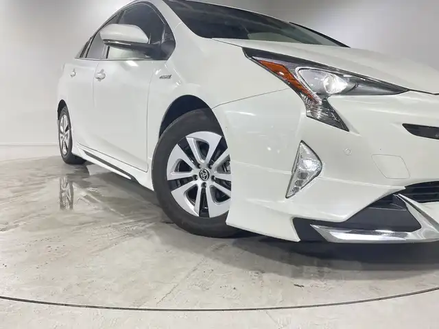 トヨタ プリウス Sセーフティプラス 福岡県 2018(平30)年 5.2万km ホワイトパールクリスタルシャイン 禁煙車純正7型SDナビ（フルセグTV/DVD/CD/BT）バックモニタートヨタセーフティーレーダークルコンエアロドラレコETCコーナーセンサーLEDヘッドライトスマートキー