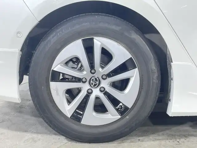 トヨタ プリウス Sセーフティプラス 福岡県 2018(平30)年 5.2万km ホワイトパールクリスタルシャイン 禁煙車純正7型SDナビ（フルセグTV/DVD/CD/BT）バックモニタートヨタセーフティーレーダークルコンエアロドラレコETCコーナーセンサーLEDヘッドライトスマートキー