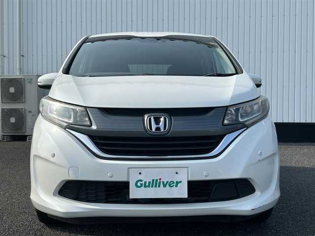 ホンダ フリード G ホンダセンシング 千葉県 2017(平29)年 6.4万km ホワイトオーキッドパール 社外SDナビ/(CD/DVD/BT/フルセグTV)/バックカメラ/衝突被害軽減システム/車線逸脱警報/クルーズコントロール/フリップダウンモニター/両側パワースライドドア/横滑り防止装置/ETC/ドライブレコーダー/アイドリングストップ/LEDヘッドライト/フォグランプ/オートライト/ウィンカーミラー/電動格納ミラー/プッシュスタート/スマートキー/フロアマット/ドアバイザー/取扱説明書/保証書