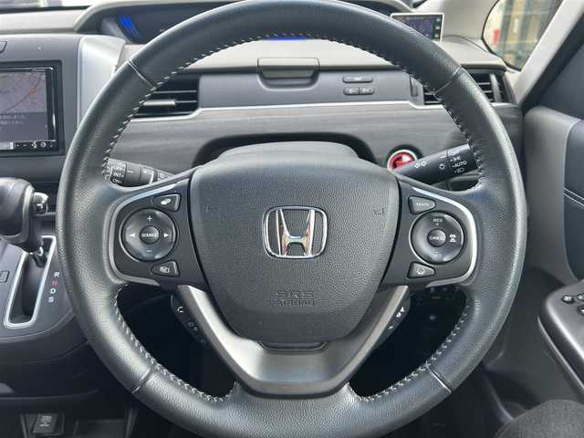 ホンダ フリード G ホンダセンシング 千葉県 2017(平29)年 6.4万km ホワイトオーキッドパール 社外SDナビ/(CD/DVD/BT/フルセグTV)/バックカメラ/衝突被害軽減システム/車線逸脱警報/クルーズコントロール/フリップダウンモニター/両側パワースライドドア/横滑り防止装置/ETC/ドライブレコーダー/アイドリングストップ/LEDヘッドライト/フォグランプ/オートライト/ウィンカーミラー/電動格納ミラー/プッシュスタート/スマートキー/フロアマット/ドアバイザー/取扱説明書/保証書