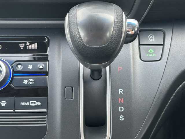 ホンダ フリード G ホンダセンシング 千葉県 2017(平29)年 6.4万km ホワイトオーキッドパール 社外SDナビ/(CD/DVD/BT/フルセグTV)/バックカメラ/衝突被害軽減システム/車線逸脱警報/クルーズコントロール/フリップダウンモニター/両側パワースライドドア/横滑り防止装置/ETC/ドライブレコーダー/アイドリングストップ/LEDヘッドライト/フォグランプ/オートライト/ウィンカーミラー/電動格納ミラー/プッシュスタート/スマートキー/フロアマット/ドアバイザー/取扱説明書/保証書