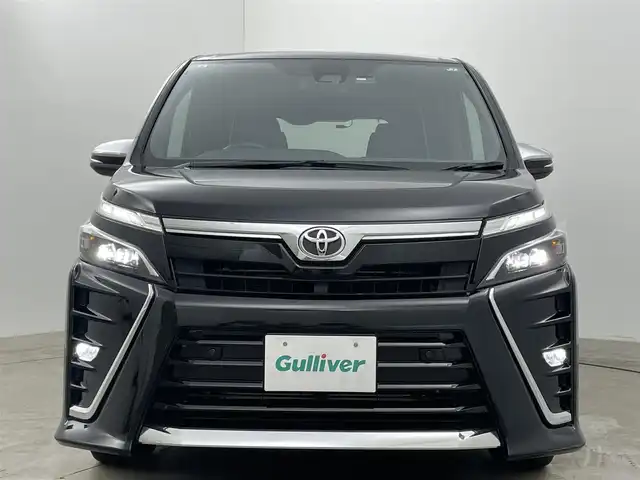 トヨタ ヴォクシー ZS 煌Ⅲ 岡山県 2021(令3)年 4.3万km ブラック アルパイン12.8インチフリップダウンモニター	/アルパインビックX11インチナビ/【ナビ/フルセグ/Bluetooth/DVD/Carplay】	/バックカメラ(サイド付)/クルーズコントロール/オートハイビーム	/LEDヘッドライト（AUTO機能付き）	/ビルトインETC	/衝突軽減ブレーキシステム	/車線逸脱防止システム	/横滑り防止装置/踏み間違い防止装置	/純正ドライブレコーダー（前後）	/純正16インチアルミ	/コーナーセンサー（前後）	/社外フロアマット/ステアリングスイッチ		/プッシュスタート	/ISOFIX/後席サンシェイド/シートリフター/シートバックテーブル/ウィンカーミラー