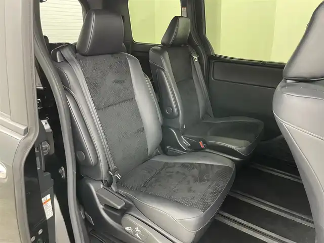 トヨタ ヴォクシー ZS 煌Ⅲ 岡山県 2021(令3)年 4.3万km ブラック アルパイン12.8インチフリップダウンモニター	/アルパインビックX11インチナビ/【ナビ/フルセグ/Bluetooth/DVD/Carplay】	/バックカメラ(サイド付)/クルーズコントロール/オートハイビーム	/LEDヘッドライト（AUTO機能付き）	/ビルトインETC	/衝突軽減ブレーキシステム	/車線逸脱防止システム	/横滑り防止装置/踏み間違い防止装置	/純正ドライブレコーダー（前後）	/純正16インチアルミ	/コーナーセンサー（前後）	/社外フロアマット/ステアリングスイッチ		/プッシュスタート	/ISOFIX/後席サンシェイド/シートリフター/シートバックテーブル/ウィンカーミラー