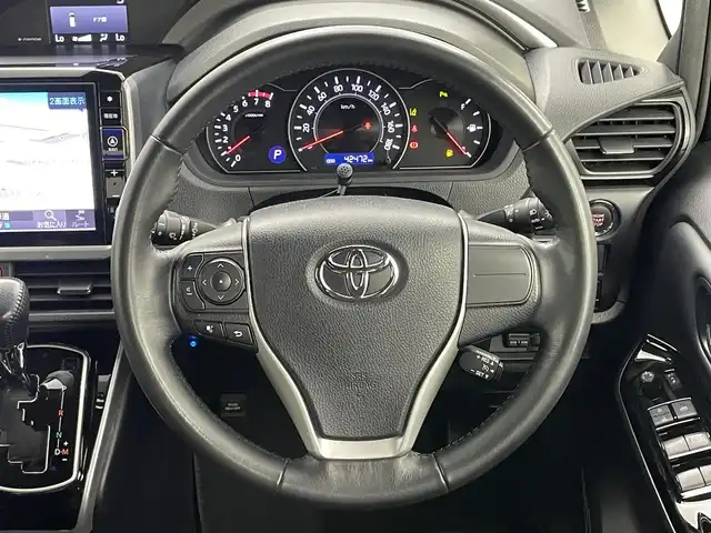 トヨタ ヴォクシー ZS 煌Ⅲ 岡山県 2021(令3)年 4.3万km ブラック アルパイン12.8インチフリップダウンモニター	/アルパインビックX11インチナビ/【ナビ/フルセグ/Bluetooth/DVD/Carplay】	/バックカメラ(サイド付)/クルーズコントロール/オートハイビーム	/LEDヘッドライト（AUTO機能付き）	/ビルトインETC	/衝突軽減ブレーキシステム	/車線逸脱防止システム	/横滑り防止装置/踏み間違い防止装置	/純正ドライブレコーダー（前後）	/純正16インチアルミ	/コーナーセンサー（前後）	/社外フロアマット/ステアリングスイッチ		/プッシュスタート	/ISOFIX/後席サンシェイド/シートリフター/シートバックテーブル/ウィンカーミラー
