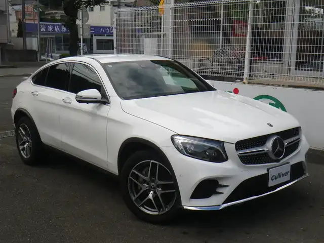メルセデス・ベンツ ＧＬＣ２２０ d 4マチック クーペ スポーツ 神奈川県 2018(平30)年 5.8万km ポーラホワイト 4WD/登録時57982km/純正ナビ　フルセグTV/（Bluetooth/DVD再生可/USBx2/SD）/360°カメラ/コーナーセンサー/パワーバックドア/ハーフレザーシート/前席メモリー付パワーシート/全席シートヒーター/レーダークルーズ/被害軽減ブレーキ付後方衝突警告システム/PRE-SAFE/PRE-SAFEブレーキ/アクティブレーンキーピングアシスト/アクティブブラインドスポットアシスト/ヘッドアップディスプレイ/LEDインテリジェントライトシステム/ドライブレコーダー（ユピテル）/ビルトインETC（DSRC）/社外レーダー（Z810R）/スマートキーx2/パドルシフト/点検記録/　R4/7  R5/12