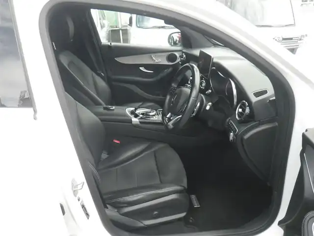メルセデス・ベンツ ＧＬＣ２２０ d 4マチック クーペ スポーツ 神奈川県 2018(平30)年 5.8万km ポーラホワイト 4WD/登録時57982km/純正ナビ　フルセグTV/（Bluetooth/DVD再生可/USBx2/SD）/360°カメラ/コーナーセンサー/パワーバックドア/ハーフレザーシート/前席メモリー付パワーシート/全席シートヒーター/レーダークルーズ/被害軽減ブレーキ付後方衝突警告システム/PRE-SAFE/PRE-SAFEブレーキ/アクティブレーンキーピングアシスト/アクティブブラインドスポットアシスト/ヘッドアップディスプレイ/LEDインテリジェントライトシステム/ドライブレコーダー（ユピテル）/ビルトインETC（DSRC）/社外レーダー（Z810R）/スマートキーx2/パドルシフト/点検記録/　R4/7  R5/12