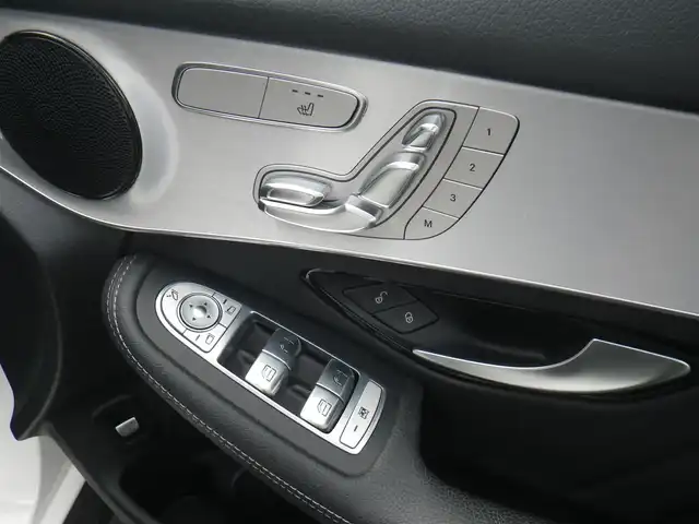 メルセデス・ベンツ ＧＬＣ２２０ d 4マチック クーペ スポーツ 神奈川県 2018(平30)年 5.8万km ポーラホワイト 4WD/登録時57982km/純正ナビ　フルセグTV/（Bluetooth/DVD再生可/USBx2/SD）/360°カメラ/コーナーセンサー/パワーバックドア/ハーフレザーシート/前席メモリー付パワーシート/全席シートヒーター/レーダークルーズ/被害軽減ブレーキ付後方衝突警告システム/PRE-SAFE/PRE-SAFEブレーキ/アクティブレーンキーピングアシスト/アクティブブラインドスポットアシスト/ヘッドアップディスプレイ/LEDインテリジェントライトシステム/ドライブレコーダー（ユピテル）/ビルトインETC（DSRC）/社外レーダー（Z810R）/スマートキーx2/パドルシフト/点検記録/　R4/7  R5/12