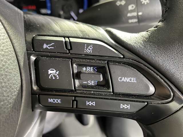 トヨタ ヤリスクロス ハイブリッド Z 沖縄県 2023(令5)年 2.1万km センシュアルレッドマイカ 禁煙車　/ワンオーナー　/純正ディスプレイオーディオ【ＡＭ／ＦＭ／ＵＳＢ／ＢＴ】/パノラマミックビューモニター　/パワーバックドア/パワーシート/レーダークルーズコントロール　/クリアランスソナー　/ＢＳＭ(ブラインドスポットモニター)　/シートヒーター(D/N)/純正フロアマット/ステアリングヒーター/ビルドインETC/前後ドライブレコーダー/ハーフレザーシート/ＬＥＤヘッドライト　/革巻きステアリング/純正18インチアルミホイール