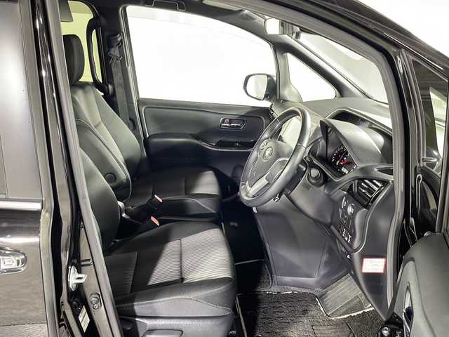 トヨタ ヴォクシー ZS 煌Ⅱ 沖縄県 2019(令1)年 8.1万km ブラック 県外仕入　/禁煙車　/７人乗り　/純正１０インチナビ（ＢＴ，フルセグ，ＣＤ／ＤＶＤ，ラジオ）　/バックカメラ　/両側パワースライドドア　/12.1インチフリップダウンモニター　/クルーズコントロール/ビルドインＥＴＣ　/ドライブレコーダー　/純正１６インチアルミホイール/ＬＥＤヘッドライト