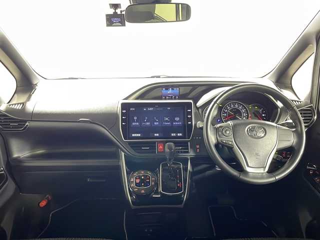 トヨタ ヴォクシー ZS 煌Ⅱ 沖縄県 2019(令1)年 8.1万km ブラック 県外仕入　/禁煙車　/７人乗り　/純正１０インチナビ（ＢＴ，フルセグ，ＣＤ／ＤＶＤ，ラジオ）　/バックカメラ　/両側パワースライドドア　/12.1インチフリップダウンモニター　/クルーズコントロール/ビルドインＥＴＣ　/ドライブレコーダー　/純正１６インチアルミホイール/ＬＥＤヘッドライト