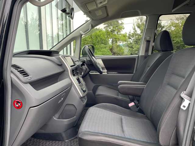 トヨタ ヴォクシー ZS 煌Ⅱ 大阪府 2009(平21)年 10.5万km ブラック LEDヘッドランプ/ハロゲンフォグランプ/バックカメラ /HDDナビ /両側電動パワースライドドア　/ミュージックプレーヤー　/オートライト　/純正マット　/ビルトインETC　/CD/DVD再生機能有り　/フルセグテレビ　/Bluetooth　/後席モニター/プッシュスタート