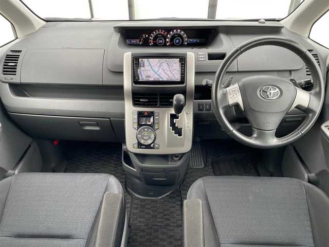 トヨタ ヴォクシー ZS 煌Ⅱ 大阪府 2009(平21)年 10.5万km ブラック LEDヘッドランプ/ハロゲンフォグランプ/バックカメラ /HDDナビ /両側電動パワースライドドア　/ミュージックプレーヤー　/オートライト　/純正マット　/ビルトインETC　/CD/DVD再生機能有り　/フルセグテレビ　/Bluetooth　/後席モニター/プッシュスタート