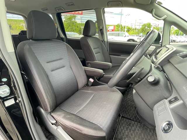 トヨタ ヴォクシー ZS 煌Ⅱ 大阪府 2009(平21)年 10.5万km ブラック LEDヘッドランプ/ハロゲンフォグランプ/バックカメラ /HDDナビ /両側電動パワースライドドア　/ミュージックプレーヤー　/オートライト　/純正マット　/ビルトインETC　/CD/DVD再生機能有り　/フルセグテレビ　/Bluetooth　/後席モニター/プッシュスタート