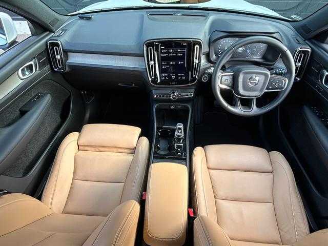ボルボ ＸＣ４０ T4 AWD インスクリプション 埼玉県 2019(平31)年 1.5万km パール 茶革シート　/ハーマンカードン　/ａｐｐｌｅｃａｒｐｌａｙ　/パワーリアゲート　/全周囲カメラ　/シートヒーター　/パークアシスト　/４ＷＤ　/ＨＤＤナビ　/バックカメラ　/フルセグTV　/電動リアゲート　/スマートキー