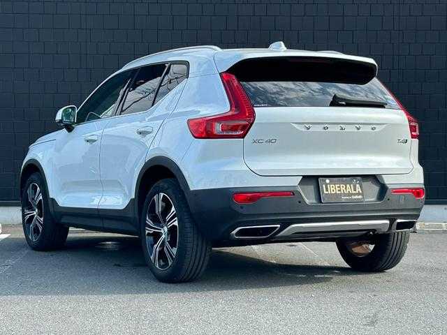 ボルボ ＸＣ４０ T4 AWD インスクリプション 埼玉県 2019(平31)年 1.5万km パール 茶革シート　/ハーマンカードン　/ａｐｐｌｅｃａｒｐｌａｙ　/パワーリアゲート　/全周囲カメラ　/シートヒーター　/パークアシスト　/４ＷＤ　/ＨＤＤナビ　/バックカメラ　/フルセグTV　/電動リアゲート　/スマートキー