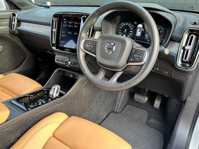 ボルボ ＸＣ４０ T4 AWD インスクリプション 埼玉県 2019(平31)年 1.5万km パール 茶革シート　/ハーマンカードン　/ａｐｐｌｅｃａｒｐｌａｙ　/パワーリアゲート　/全周囲カメラ　/シートヒーター　/パークアシスト　/４ＷＤ　/ＨＤＤナビ　/バックカメラ　/フルセグTV　/電動リアゲート　/スマートキー