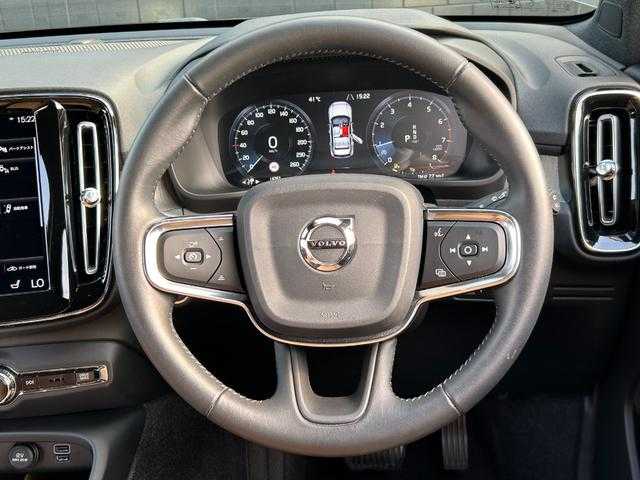 ボルボ ＸＣ４０ T4 AWD インスクリプション 埼玉県 2019(平31)年 1.5万km パール 茶革シート　/ハーマンカードン　/ａｐｐｌｅｃａｒｐｌａｙ　/パワーリアゲート　/全周囲カメラ　/シートヒーター　/パークアシスト　/４ＷＤ　/ＨＤＤナビ　/バックカメラ　/フルセグTV　/電動リアゲート　/スマートキー