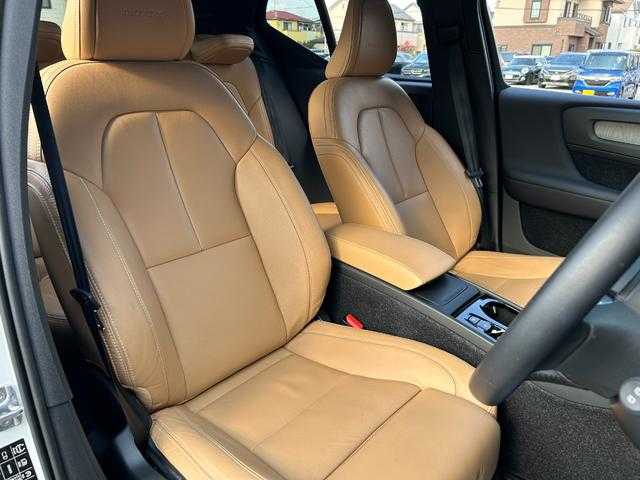 ボルボ ＸＣ４０ T4 AWD インスクリプション 埼玉県 2019(平31)年 1.5万km パール 茶革シート　/ハーマンカードン　/ａｐｐｌｅｃａｒｐｌａｙ　/パワーリアゲート　/全周囲カメラ　/シートヒーター　/パークアシスト　/４ＷＤ　/ＨＤＤナビ　/バックカメラ　/フルセグTV　/電動リアゲート　/スマートキー