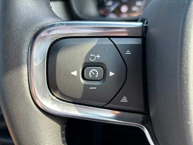 ボルボ ＸＣ４０ T4 AWD インスクリプション 埼玉県 2019(平31)年 1.5万km パール 茶革シート　/ハーマンカードン　/ａｐｐｌｅｃａｒｐｌａｙ　/パワーリアゲート　/全周囲カメラ　/シートヒーター　/パークアシスト　/４ＷＤ　/ＨＤＤナビ　/バックカメラ　/フルセグTV　/電動リアゲート　/スマートキー