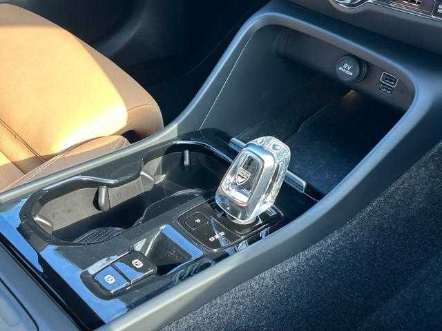 ボルボ ＸＣ４０ T4 AWD インスクリプション 埼玉県 2019(平31)年 1.5万km パール 茶革シート　/ハーマンカードン　/ａｐｐｌｅｃａｒｐｌａｙ　/パワーリアゲート　/全周囲カメラ　/シートヒーター　/パークアシスト　/４ＷＤ　/ＨＤＤナビ　/バックカメラ　/フルセグTV　/電動リアゲート　/スマートキー