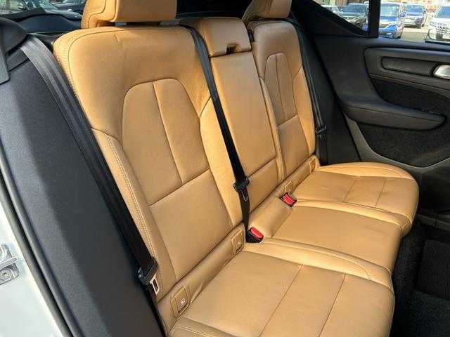 ボルボ ＸＣ４０ T4 AWD インスクリプション 埼玉県 2019(平31)年 1.5万km パール 茶革シート　/ハーマンカードン　/ａｐｐｌｅｃａｒｐｌａｙ　/パワーリアゲート　/全周囲カメラ　/シートヒーター　/パークアシスト　/４ＷＤ　/ＨＤＤナビ　/バックカメラ　/フルセグTV　/電動リアゲート　/スマートキー