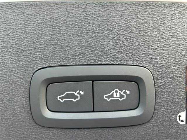 ボルボ ＸＣ４０ T4 AWD インスクリプション 埼玉県 2019(平31)年 1.5万km パール 茶革シート　/ハーマンカードン　/ａｐｐｌｅｃａｒｐｌａｙ　/パワーリアゲート　/全周囲カメラ　/シートヒーター　/パークアシスト　/４ＷＤ　/ＨＤＤナビ　/バックカメラ　/フルセグTV　/電動リアゲート　/スマートキー