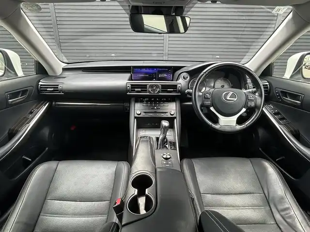 レクサス ＩＳ 300h バージョンL 茨城県 2018(平30)年 4.4万km ソニッククォーツ 中期型　/ムーンルーフ　/ＡＣＣ　/ＬＤＡ　/ＢＳＭ　/レクサスＳＦＴ　/ナビ　/バックカメラ　/フルセグ　/ＢＴ　/ＵＳＢ　/黒革　/シートヒーター　/シートエアコン　/パワーシート　/ＬＥＤ　/オートハイビーム　/パークセンサー/禁煙車