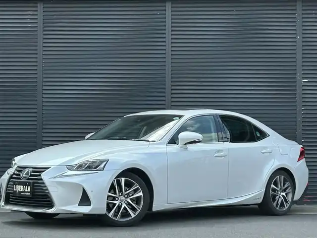 レクサス ＩＳ 300h バージョンL 茨城県 2018(平30)年 4.4万km ソニッククォーツ 中期型　/ムーンルーフ　/ＡＣＣ　/ＬＤＡ　/ＢＳＭ　/レクサスＳＦＴ　/ナビ　/バックカメラ　/フルセグ　/ＢＴ　/ＵＳＢ　/黒革　/シートヒーター　/シートエアコン　/パワーシート　/ＬＥＤ　/オートハイビーム　/パークセンサー/禁煙車