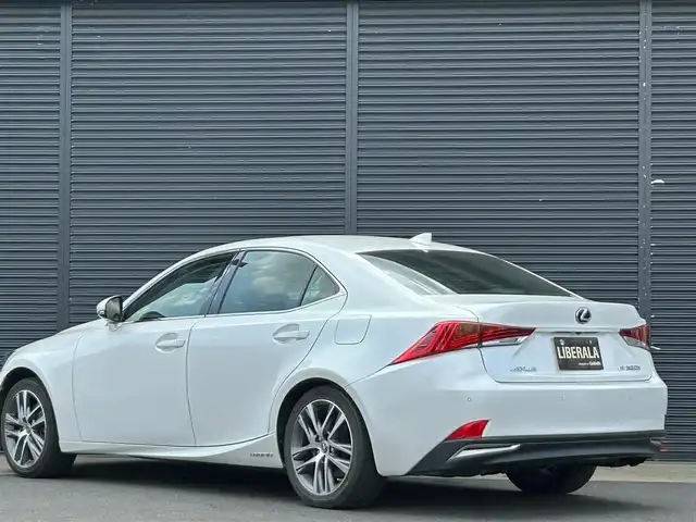レクサス ＩＳ 300h バージョンL 茨城県 2018(平30)年 4.4万km ソニッククォーツ 中期型　/ムーンルーフ　/ＡＣＣ　/ＬＤＡ　/ＢＳＭ　/レクサスＳＦＴ　/ナビ　/バックカメラ　/フルセグ　/ＢＴ　/ＵＳＢ　/黒革　/シートヒーター　/シートエアコン　/パワーシート　/ＬＥＤ　/オートハイビーム　/パークセンサー/禁煙車