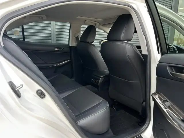 レクサス ＩＳ 300h バージョンL 茨城県 2018(平30)年 4.4万km ソニッククォーツ 中期型　/ムーンルーフ　/ＡＣＣ　/ＬＤＡ　/ＢＳＭ　/レクサスＳＦＴ　/ナビ　/バックカメラ　/フルセグ　/ＢＴ　/ＵＳＢ　/黒革　/シートヒーター　/シートエアコン　/パワーシート　/ＬＥＤ　/オートハイビーム　/パークセンサー/禁煙車
