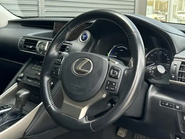 レクサス ＩＳ 300h バージョンL 茨城県 2018(平30)年 4.4万km ソニッククォーツ 中期型　/ムーンルーフ　/ＡＣＣ　/ＬＤＡ　/ＢＳＭ　/レクサスＳＦＴ　/ナビ　/バックカメラ　/フルセグ　/ＢＴ　/ＵＳＢ　/黒革　/シートヒーター　/シートエアコン　/パワーシート　/ＬＥＤ　/オートハイビーム　/パークセンサー/禁煙車