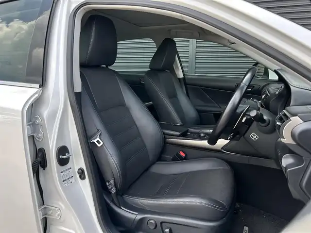 レクサス ＩＳ 300h バージョンL 茨城県 2018(平30)年 4.4万km ソニッククォーツ 中期型　/ムーンルーフ　/ＡＣＣ　/ＬＤＡ　/ＢＳＭ　/レクサスＳＦＴ　/ナビ　/バックカメラ　/フルセグ　/ＢＴ　/ＵＳＢ　/黒革　/シートヒーター　/シートエアコン　/パワーシート　/ＬＥＤ　/オートハイビーム　/パークセンサー/禁煙車