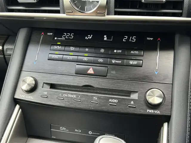 レクサス ＩＳ 300h バージョンL 茨城県 2018(平30)年 4.4万km ソニッククォーツ 中期型　/ムーンルーフ　/ＡＣＣ　/ＬＤＡ　/ＢＳＭ　/レクサスＳＦＴ　/ナビ　/バックカメラ　/フルセグ　/ＢＴ　/ＵＳＢ　/黒革　/シートヒーター　/シートエアコン　/パワーシート　/ＬＥＤ　/オートハイビーム　/パークセンサー/禁煙車