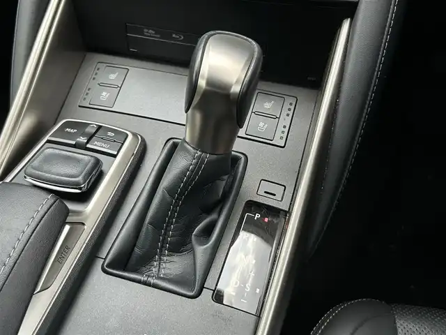 レクサス ＩＳ 300h バージョンL 茨城県 2018(平30)年 4.4万km ソニッククォーツ 中期型　/ムーンルーフ　/ＡＣＣ　/ＬＤＡ　/ＢＳＭ　/レクサスＳＦＴ　/ナビ　/バックカメラ　/フルセグ　/ＢＴ　/ＵＳＢ　/黒革　/シートヒーター　/シートエアコン　/パワーシート　/ＬＥＤ　/オートハイビーム　/パークセンサー/禁煙車