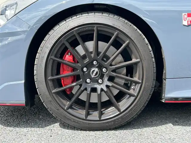 日産 スカイライン ニスモ 茨城県 2023(令5)年 0.4万km グレー ワンオーナー/純正OPサンルーフ/1000台限定車/純正メーカーナビ/・フルセグTV/・CD/DVD/BT/・Applecarplay/USB/・AM.FM/アラウンドビューモニター/BOSEサウンド/360°セーフティアシスト/・インテリジェントエマージェンシーブレーキ/・インテリジェントFCW（前方衝突予測警報）/・踏み間違い衝突防止アシスト/・インテリジェントBSI（後側方衝突防止支援システム）/・BSW（後側方車両検知警報）/・インテリジェント LI（車線逸脱防止支援システム）/・LDW（車線逸脱警報）/・インテリジェント BUI（後退時衝突防止支援システム）/・ハイビームアシスト/ビルトインETC2.0/パドルシフト/革巻きステアリング/ステアリングスイッチ/D席メモリ付パワーシート/前席パワーシート/前席シートヒーター/LEDヘッドライト/F/Rフォグランプ/オートライト/プッシュスタート/純正19インチAW/純正NISMOフロアマット/ドアバイザー