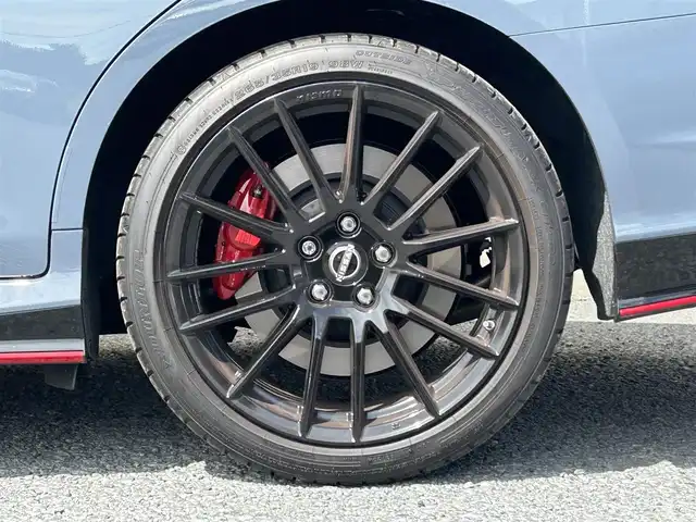 日産 スカイライン ニスモ 茨城県 2023(令5)年 0.4万km グレー ワンオーナー/純正OPサンルーフ/1000台限定車/純正メーカーナビ/・フルセグTV/・CD/DVD/BT/・Applecarplay/USB/・AM.FM/アラウンドビューモニター/BOSEサウンド/360°セーフティアシスト/・インテリジェントエマージェンシーブレーキ/・インテリジェントFCW（前方衝突予測警報）/・踏み間違い衝突防止アシスト/・インテリジェントBSI（後側方衝突防止支援システム）/・BSW（後側方車両検知警報）/・インテリジェント LI（車線逸脱防止支援システム）/・LDW（車線逸脱警報）/・インテリジェント BUI（後退時衝突防止支援システム）/・ハイビームアシスト/ビルトインETC2.0/パドルシフト/革巻きステアリング/ステアリングスイッチ/D席メモリ付パワーシート/前席パワーシート/前席シートヒーター/LEDヘッドライト/F/Rフォグランプ/オートライト/プッシュスタート/純正19インチAW/純正NISMOフロアマット/ドアバイザー