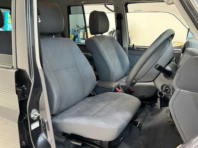 トヨタ ランドクルーザー 宮城県 2015(平27)年 3.8万km グレーメタリック 5MT/4WD/30h記念再販モデル/純正アルミホイール/純正フロアマット/ETC/カーオーディオ/フォグランプ/ドアバイザー/背面タイヤ