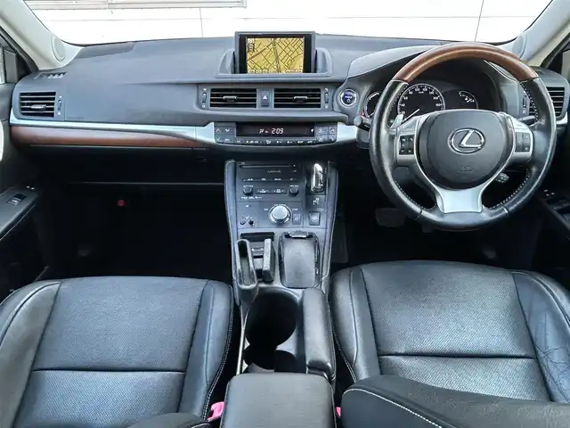 レクサス ＣＴ 200h バージョンL 福岡県 2012(平24)年 11.5万km ホワイトパールクリスタルシャイン 純正HDDナビ/(AM/FM/Bluetooth/CD/DVD/フルセグTV)/バックカメラ/黒レザーシート/ビルトインETC/パドルシフト/前後ドライブレコーダーCOMTEC【HDR360GW/HDR360GS】/オートライト/クルーズコントロール/クリアランスソナー/コーナーセンサー/革巻きステアリング/ステアリングヒーター/ポジションメモリースイッチ(D席)/パワーシート(D席)/シートヒーター(D/N席)/ヘッドライトクリーナー/盗難防止装置/電格ウィンカーミラー/プッシュスタート/純正フロアマット/純正１７インチアルミホイール/ステアリングスイッチ/フロントフォグランプ/スペアキー×１/カードキー×１/ドアバイザー/クイックガイド/ドラレコ取扱説明書/ナビ取扱説明書/取扱説明書/保証書