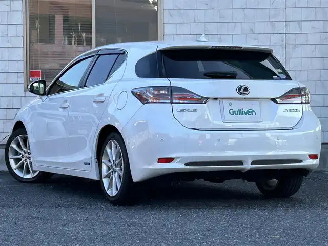 レクサス ＣＴ 200h バージョンL 福岡県 2012(平24)年 11.5万km ホワイトパールクリスタルシャイン 純正HDDナビ/(AM/FM/Bluetooth/CD/DVD/フルセグTV)/バックカメラ/黒レザーシート/ビルトインETC/パドルシフト/前後ドライブレコーダーCOMTEC【HDR360GW/HDR360GS】/オートライト/クルーズコントロール/クリアランスソナー/コーナーセンサー/革巻きステアリング/ステアリングヒーター/ポジションメモリースイッチ(D席)/パワーシート(D席)/シートヒーター(D/N席)/ヘッドライトクリーナー/盗難防止装置/電格ウィンカーミラー/プッシュスタート/純正フロアマット/純正１７インチアルミホイール/ステアリングスイッチ/フロントフォグランプ/スペアキー×１/カードキー×１/ドアバイザー/クイックガイド/ドラレコ取扱説明書/ナビ取扱説明書/取扱説明書/保証書