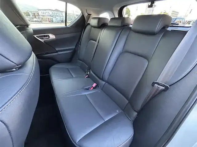 レクサス ＣＴ 200h バージョンL 福岡県 2012(平24)年 11.5万km ホワイトパールクリスタルシャイン 純正HDDナビ/(AM/FM/Bluetooth/CD/DVD/フルセグTV)/バックカメラ/黒レザーシート/ビルトインETC/パドルシフト/前後ドライブレコーダーCOMTEC【HDR360GW/HDR360GS】/オートライト/クルーズコントロール/クリアランスソナー/コーナーセンサー/革巻きステアリング/ステアリングヒーター/ポジションメモリースイッチ(D席)/パワーシート(D席)/シートヒーター(D/N席)/ヘッドライトクリーナー/盗難防止装置/電格ウィンカーミラー/プッシュスタート/純正フロアマット/純正１７インチアルミホイール/ステアリングスイッチ/フロントフォグランプ/スペアキー×１/カードキー×１/ドアバイザー/クイックガイド/ドラレコ取扱説明書/ナビ取扱説明書/取扱説明書/保証書