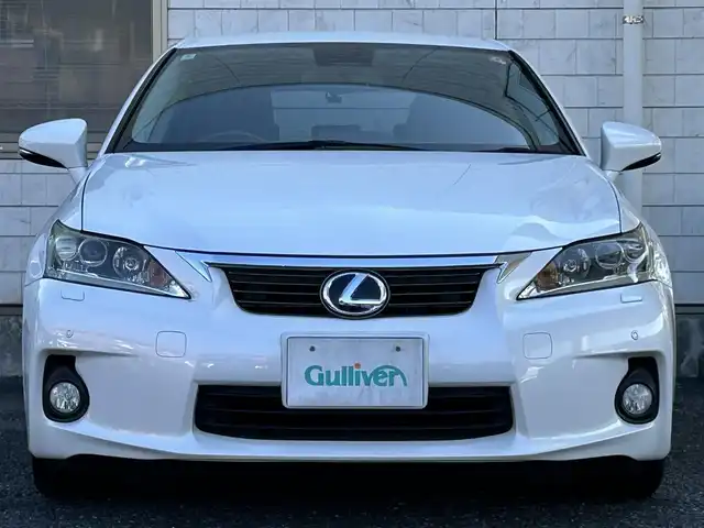 レクサス ＣＴ 200h バージョンL 福岡県 2012(平24)年 11.5万km ホワイトパールクリスタルシャイン 純正HDDナビ/(AM/FM/Bluetooth/CD/DVD/フルセグTV)/バックカメラ/黒レザーシート/ビルトインETC/パドルシフト/前後ドライブレコーダーCOMTEC【HDR360GW/HDR360GS】/オートライト/クルーズコントロール/クリアランスソナー/コーナーセンサー/革巻きステアリング/ステアリングヒーター/ポジションメモリースイッチ(D席)/パワーシート(D席)/シートヒーター(D/N席)/ヘッドライトクリーナー/盗難防止装置/電格ウィンカーミラー/プッシュスタート/純正フロアマット/純正１７インチアルミホイール/ステアリングスイッチ/フロントフォグランプ/スペアキー×１/カードキー×１/ドアバイザー/クイックガイド/ドラレコ取扱説明書/ナビ取扱説明書/取扱説明書/保証書