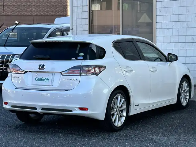 レクサス ＣＴ 200h バージョンL 福岡県 2012(平24)年 11.5万km ホワイトパールクリスタルシャイン 純正HDDナビ/(AM/FM/Bluetooth/CD/DVD/フルセグTV)/バックカメラ/黒レザーシート/ビルトインETC/パドルシフト/前後ドライブレコーダーCOMTEC【HDR360GW/HDR360GS】/オートライト/クルーズコントロール/クリアランスソナー/コーナーセンサー/革巻きステアリング/ステアリングヒーター/ポジションメモリースイッチ(D席)/パワーシート(D席)/シートヒーター(D/N席)/ヘッドライトクリーナー/盗難防止装置/電格ウィンカーミラー/プッシュスタート/純正フロアマット/純正１７インチアルミホイール/ステアリングスイッチ/フロントフォグランプ/スペアキー×１/カードキー×１/ドアバイザー/クイックガイド/ドラレコ取扱説明書/ナビ取扱説明書/取扱説明書/保証書