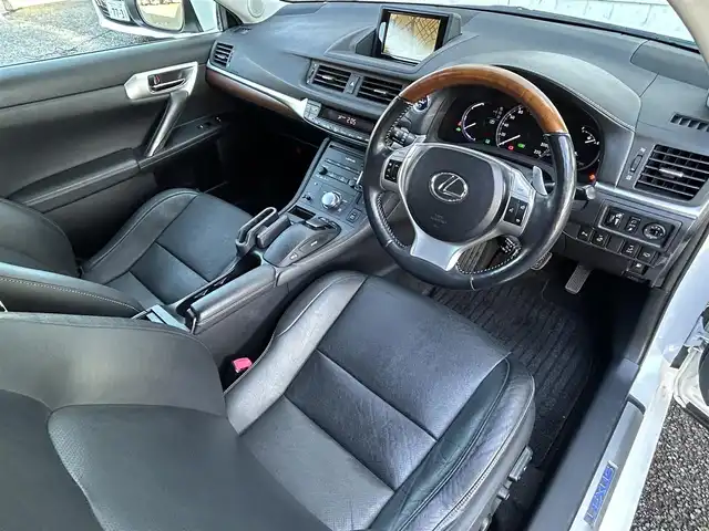 レクサス ＣＴ 200h バージョンL 福岡県 2012(平24)年 11.5万km ホワイトパールクリスタルシャイン 純正HDDナビ/(AM/FM/Bluetooth/CD/DVD/フルセグTV)/バックカメラ/黒レザーシート/ビルトインETC/パドルシフト/前後ドライブレコーダーCOMTEC【HDR360GW/HDR360GS】/オートライト/クルーズコントロール/クリアランスソナー/コーナーセンサー/革巻きステアリング/ステアリングヒーター/ポジションメモリースイッチ(D席)/パワーシート(D席)/シートヒーター(D/N席)/ヘッドライトクリーナー/盗難防止装置/電格ウィンカーミラー/プッシュスタート/純正フロアマット/純正１７インチアルミホイール/ステアリングスイッチ/フロントフォグランプ/スペアキー×１/カードキー×１/ドアバイザー/クイックガイド/ドラレコ取扱説明書/ナビ取扱説明書/取扱説明書/保証書