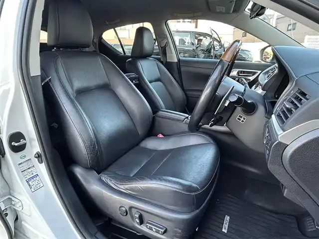 レクサス ＣＴ 200h バージョンL 福岡県 2012(平24)年 11.5万km ホワイトパールクリスタルシャイン 純正HDDナビ/(AM/FM/Bluetooth/CD/DVD/フルセグTV)/バックカメラ/黒レザーシート/ビルトインETC/パドルシフト/前後ドライブレコーダーCOMTEC【HDR360GW/HDR360GS】/オートライト/クルーズコントロール/クリアランスソナー/コーナーセンサー/革巻きステアリング/ステアリングヒーター/ポジションメモリースイッチ(D席)/パワーシート(D席)/シートヒーター(D/N席)/ヘッドライトクリーナー/盗難防止装置/電格ウィンカーミラー/プッシュスタート/純正フロアマット/純正１７インチアルミホイール/ステアリングスイッチ/フロントフォグランプ/スペアキー×１/カードキー×１/ドアバイザー/クイックガイド/ドラレコ取扱説明書/ナビ取扱説明書/取扱説明書/保証書