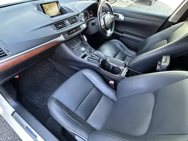 レクサス ＣＴ 200h バージョンL 福岡県 2012(平24)年 11.5万km ホワイトパールクリスタルシャイン 純正HDDナビ/(AM/FM/Bluetooth/CD/DVD/フルセグTV)/バックカメラ/黒レザーシート/ビルトインETC/パドルシフト/前後ドライブレコーダーCOMTEC【HDR360GW/HDR360GS】/オートライト/クルーズコントロール/クリアランスソナー/コーナーセンサー/革巻きステアリング/ステアリングヒーター/ポジションメモリースイッチ(D席)/パワーシート(D席)/シートヒーター(D/N席)/ヘッドライトクリーナー/盗難防止装置/電格ウィンカーミラー/プッシュスタート/純正フロアマット/純正１７インチアルミホイール/ステアリングスイッチ/フロントフォグランプ/スペアキー×１/カードキー×１/ドアバイザー/クイックガイド/ドラレコ取扱説明書/ナビ取扱説明書/取扱説明書/保証書