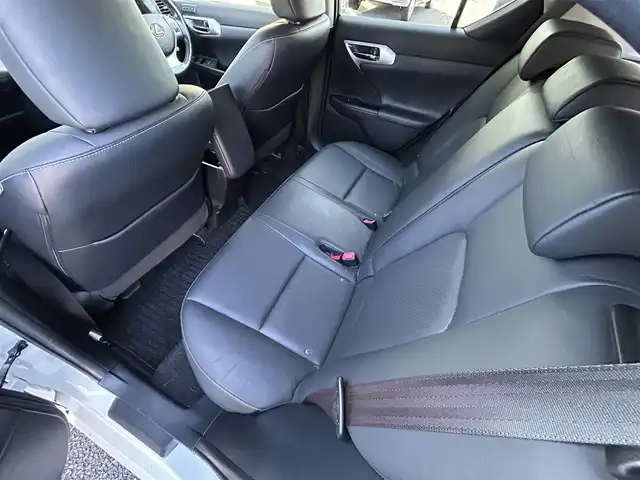 レクサス ＣＴ 200h バージョンL 福岡県 2012(平24)年 11.5万km ホワイトパールクリスタルシャイン 純正HDDナビ/(AM/FM/Bluetooth/CD/DVD/フルセグTV)/バックカメラ/黒レザーシート/ビルトインETC/パドルシフト/前後ドライブレコーダーCOMTEC【HDR360GW/HDR360GS】/オートライト/クルーズコントロール/クリアランスソナー/コーナーセンサー/革巻きステアリング/ステアリングヒーター/ポジションメモリースイッチ(D席)/パワーシート(D席)/シートヒーター(D/N席)/ヘッドライトクリーナー/盗難防止装置/電格ウィンカーミラー/プッシュスタート/純正フロアマット/純正１７インチアルミホイール/ステアリングスイッチ/フロントフォグランプ/スペアキー×１/カードキー×１/ドアバイザー/クイックガイド/ドラレコ取扱説明書/ナビ取扱説明書/取扱説明書/保証書