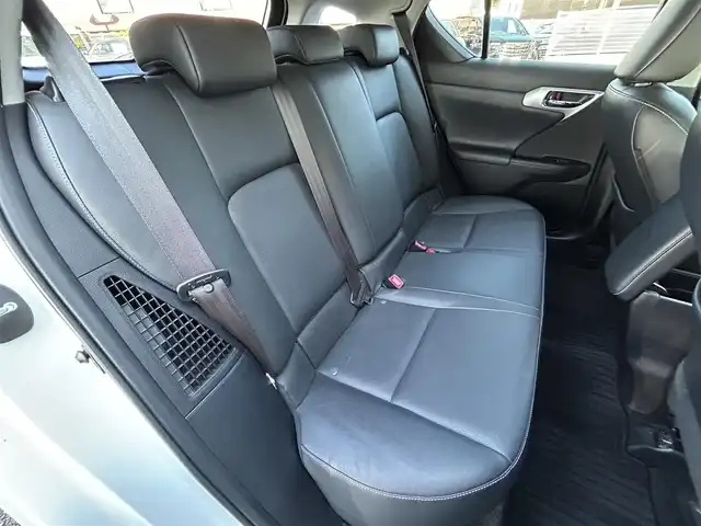 レクサス ＣＴ 200h バージョンL 福岡県 2012(平24)年 11.5万km ホワイトパールクリスタルシャイン 純正HDDナビ/(AM/FM/Bluetooth/CD/DVD/フルセグTV)/バックカメラ/黒レザーシート/ビルトインETC/パドルシフト/前後ドライブレコーダーCOMTEC【HDR360GW/HDR360GS】/オートライト/クルーズコントロール/クリアランスソナー/コーナーセンサー/革巻きステアリング/ステアリングヒーター/ポジションメモリースイッチ(D席)/パワーシート(D席)/シートヒーター(D/N席)/ヘッドライトクリーナー/盗難防止装置/電格ウィンカーミラー/プッシュスタート/純正フロアマット/純正１７インチアルミホイール/ステアリングスイッチ/フロントフォグランプ/スペアキー×１/カードキー×１/ドアバイザー/クイックガイド/ドラレコ取扱説明書/ナビ取扱説明書/取扱説明書/保証書