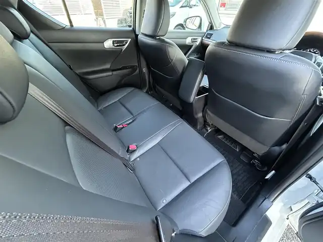 レクサス ＣＴ 200h バージョンL 福岡県 2012(平24)年 11.5万km ホワイトパールクリスタルシャイン 純正HDDナビ/(AM/FM/Bluetooth/CD/DVD/フルセグTV)/バックカメラ/黒レザーシート/ビルトインETC/パドルシフト/前後ドライブレコーダーCOMTEC【HDR360GW/HDR360GS】/オートライト/クルーズコントロール/クリアランスソナー/コーナーセンサー/革巻きステアリング/ステアリングヒーター/ポジションメモリースイッチ(D席)/パワーシート(D席)/シートヒーター(D/N席)/ヘッドライトクリーナー/盗難防止装置/電格ウィンカーミラー/プッシュスタート/純正フロアマット/純正１７インチアルミホイール/ステアリングスイッチ/フロントフォグランプ/スペアキー×１/カードキー×１/ドアバイザー/クイックガイド/ドラレコ取扱説明書/ナビ取扱説明書/取扱説明書/保証書