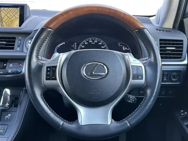 レクサス ＣＴ 200h バージョンL 福岡県 2012(平24)年 11.5万km ホワイトパールクリスタルシャイン 純正HDDナビ/(AM/FM/Bluetooth/CD/DVD/フルセグTV)/バックカメラ/黒レザーシート/ビルトインETC/パドルシフト/前後ドライブレコーダーCOMTEC【HDR360GW/HDR360GS】/オートライト/クルーズコントロール/クリアランスソナー/コーナーセンサー/革巻きステアリング/ステアリングヒーター/ポジションメモリースイッチ(D席)/パワーシート(D席)/シートヒーター(D/N席)/ヘッドライトクリーナー/盗難防止装置/電格ウィンカーミラー/プッシュスタート/純正フロアマット/純正１７インチアルミホイール/ステアリングスイッチ/フロントフォグランプ/スペアキー×１/カードキー×１/ドアバイザー/クイックガイド/ドラレコ取扱説明書/ナビ取扱説明書/取扱説明書/保証書