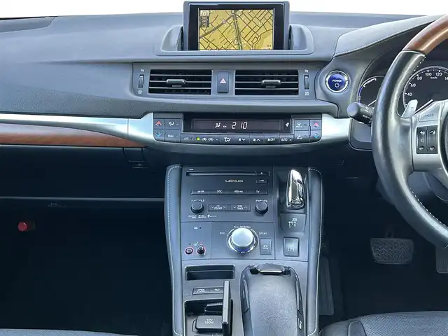 レクサス ＣＴ 200h バージョンL 福岡県 2012(平24)年 11.5万km ホワイトパールクリスタルシャイン 純正HDDナビ/(AM/FM/Bluetooth/CD/DVD/フルセグTV)/バックカメラ/黒レザーシート/ビルトインETC/パドルシフト/前後ドライブレコーダーCOMTEC【HDR360GW/HDR360GS】/オートライト/クルーズコントロール/クリアランスソナー/コーナーセンサー/革巻きステアリング/ステアリングヒーター/ポジションメモリースイッチ(D席)/パワーシート(D席)/シートヒーター(D/N席)/ヘッドライトクリーナー/盗難防止装置/電格ウィンカーミラー/プッシュスタート/純正フロアマット/純正１７インチアルミホイール/ステアリングスイッチ/フロントフォグランプ/スペアキー×１/カードキー×１/ドアバイザー/クイックガイド/ドラレコ取扱説明書/ナビ取扱説明書/取扱説明書/保証書